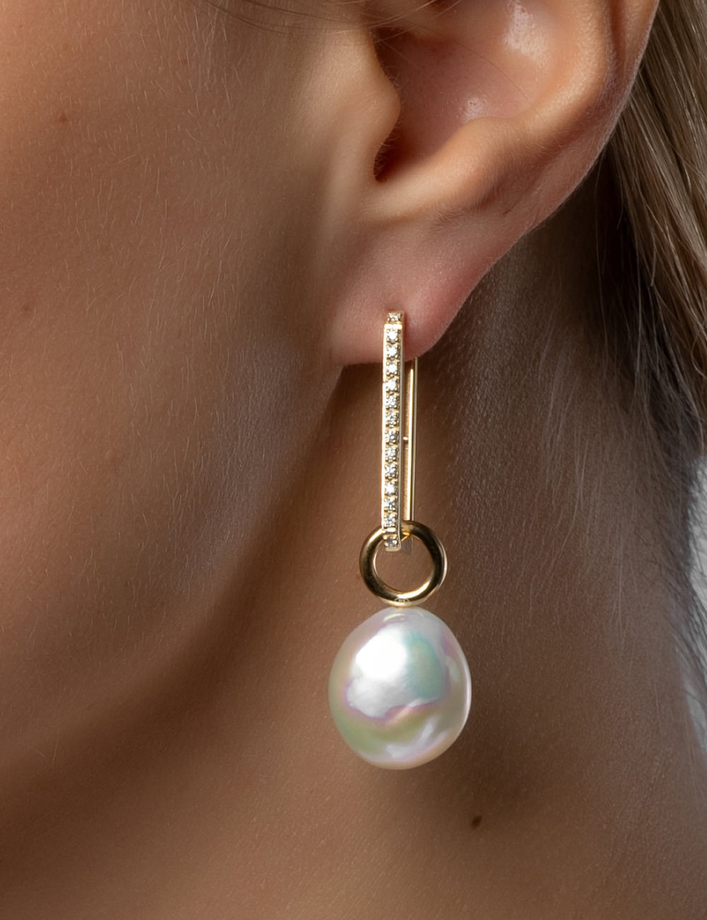Joyería - Pendientes Gota Abrazadera de Diamantes Y Perlas Barrocas en Oro Amarillo de 18k - Lisa Colpo | Italian Jewelry Boutiq